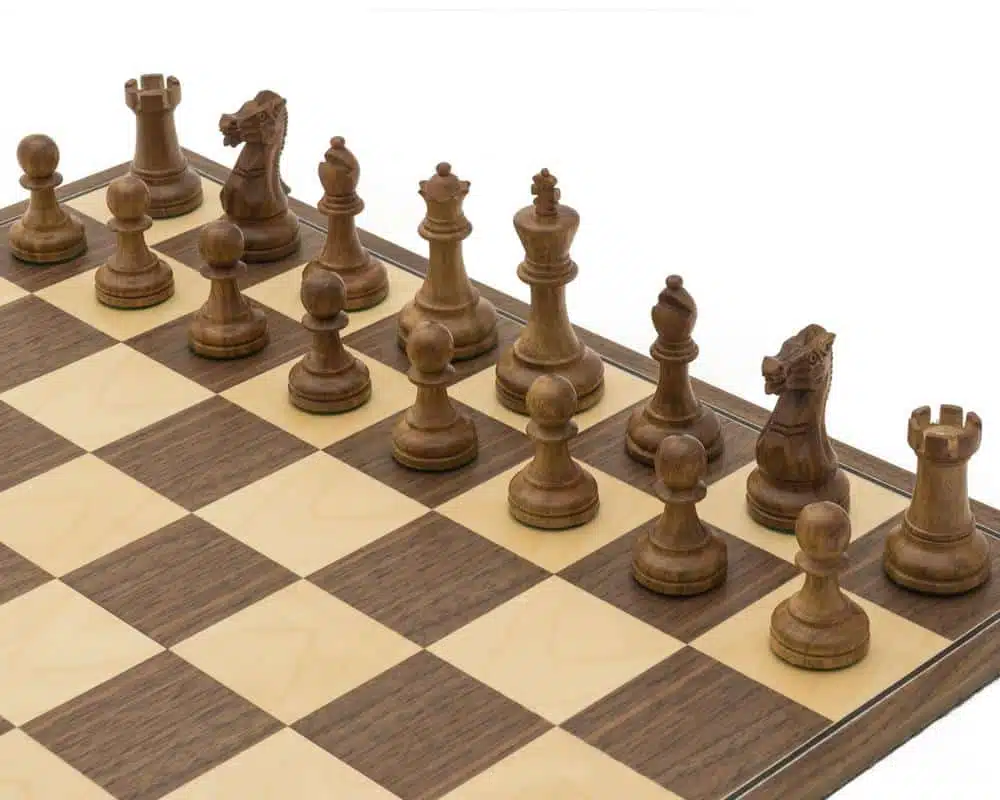 Dunkle Rosenholzfiguren diagonal auf den Feldern des Schachbretts aufgereiht