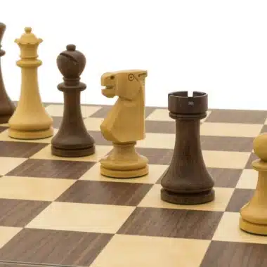 Gründer-Set Faltbares Schachbrett aus Nussbaum und Ahorn & Schachspiel aus Gold-Rosenholz – Bild 4