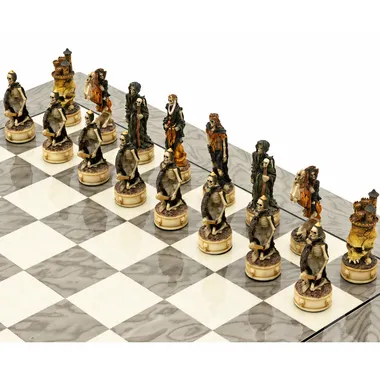 Schachfiguren Dark Fantasy aus Harz, Detail der skelettartigen und vermummten Figuren