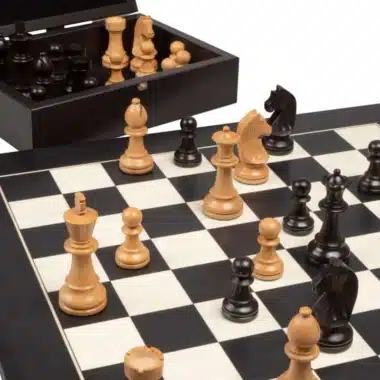 Alternative view of Knight Design Schachbrett aus Pappelholz in Schwarz und Ahornholz in Weiß & Schachspiel aus ebonisiertem Buchsbaumholz mit Aufbewahrungsbox