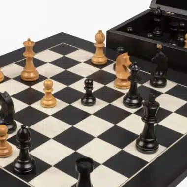 Knight Design Schachbrett aus Pappelholz in Schwarz und Ahornholz in Weiß & Schachspiel aus ebonisiertem Buchsbaumholz mit Aufbewahrungsbox – Bild 3