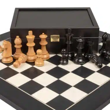 Knight Design Schachbrett aus Pappelholz in Schwarz und Ahornholz in Weiß & Schachspiel aus ebonisiertem Buchsbaumholz mit Aufbewahrungsbox – Bild 4