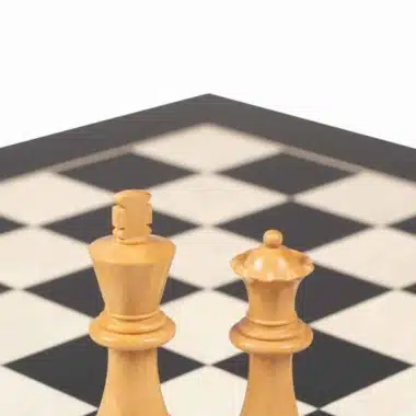 Knight Design Schachbrett aus Pappelholz in Schwarz und Ahornholz in Weiß & Schachspiel aus ebonisiertem Buchsbaumholz mit Aufbewahrungsbox – Bild 6