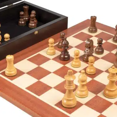 Alternative view of Novizen-Set Schachbrett aus Mahagoniholz, Schachspiel aus Akazien- und Buchsbaumholz & Aufbewahrungsbox aus Wengeholz