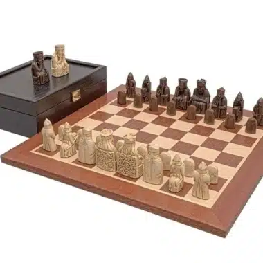 Isle of Lewis Schachbrett aus Mahagoniholz, Isle of Lewis Schachspiel und Aufbewahrungstruhe