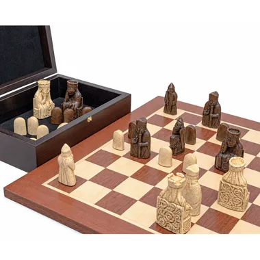 Geöffnete Box mit Isle of Lewis Figuren neben dem Schachbrett
