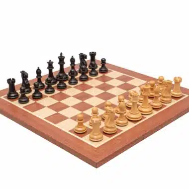 Set "Flamme de Guerre" (Kriegsflamme) Schachbrett aus Mahagoni und Schachfiguren aus Ebenholz und Buchsbaum