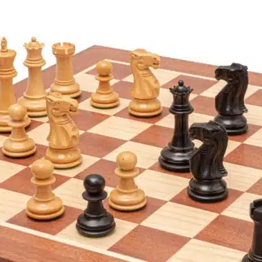 Set "Flamme de Guerre" (Kriegsflamme) Schachbrett aus Mahagoni und Schachfiguren aus Ebenholz und Buchsbaum – Bild 2