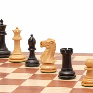 Set "Flamme de Guerre" (Kriegsflamme) Schachbrett aus Mahagoni und Schachfiguren aus Ebenholz und Buchsbaum – Bild 7
