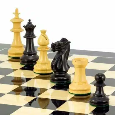 Ensemble "Fleur Noire" Echiquier en Bois d'Erable & Jeu d'Echecs en Bois de Buis