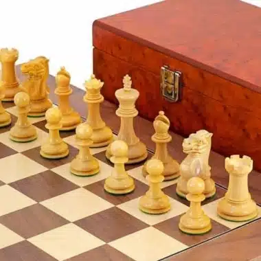 Detail der hellen Buchsbaumfiguren auf dem Ahorn-Nussbaum-Schachbrett