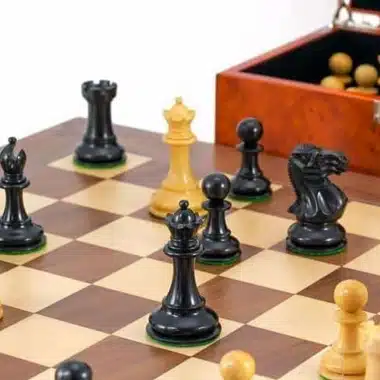 Schwarze ebonisierte Figuren in Spielaufstellung mit geöffneter Wurzelholzbox