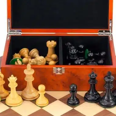 Geöffnete Aufbewahrungsbox aus Wurzelholz mit Fächern für helle und dunkle Figuren