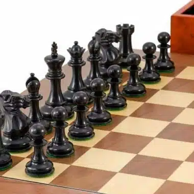 Reihe schwarzer ebonisierter Figuren auf dem Schachbrett mit Box im Hintergrund