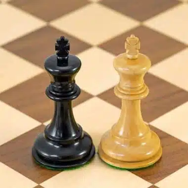 Schwarzer und heller König gegenüberstehend auf dem Ahorn-Nussbaum-Brett