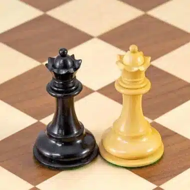 Schwarze und weiße Dame des Highgrove-Schachspiels auf dem Brett