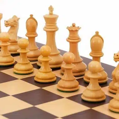 Helle Schachfiguren aus Buchsbaum, Detail von König, Dame und Bauern