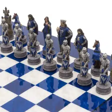 Camelot König Artus VIII. Schachbrett aus blauem Ahornholz und Schachspiel aus Harz – Bild 7