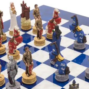 Camelot König Artus VIII. Schachbrett aus blauem Ahornholz und Schachspiel aus Harz – Bild 4