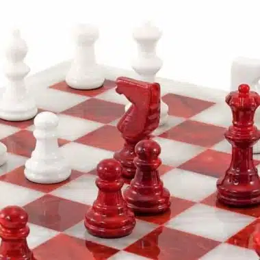 Ensemble "Rouge et Blanc" Echiquier et Jeu d'Echecs en Albâtre de Volterra