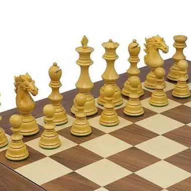 Schachfiguren aus Elfenbein Sun Tzu detailliert auf dem Ahorn-Schachbrett