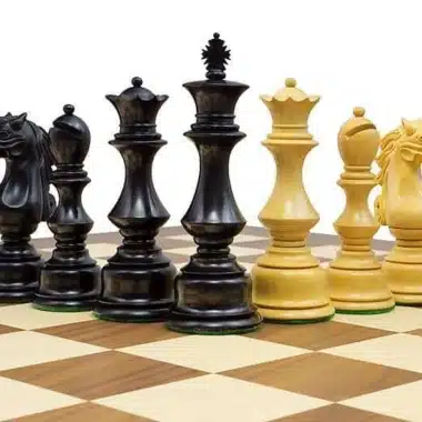 Sun-Tzu-Figuren aus Elfenbein und Ebenholz auf dem Walnuss-Ahorn-Schachbrett