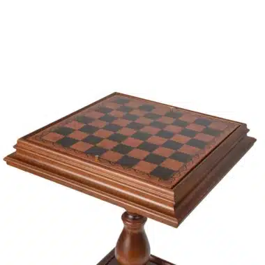 Schachtisch aus Holz und Kunstleder, Detail der gravierten Spielfläche
