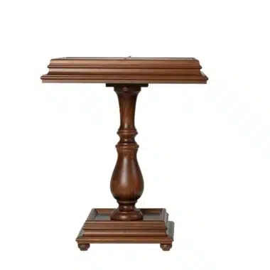 Schachtisch aus Holz, Frontalansicht mit geschnitztem Balusterfuß