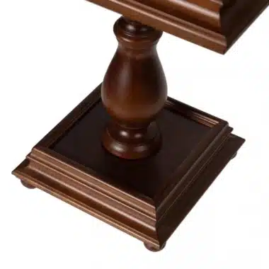 Schachtisch, Detail des Balusterfußes und der quadratischen Holzbasis