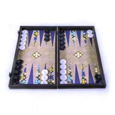 Backgammon Floral Créatif mit schwarzen und weißen Steinen auf dem Spielfeld