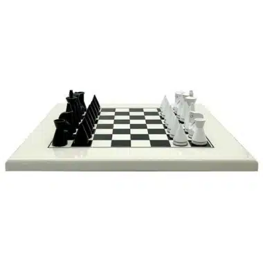Modernes Pyramiden-Set Weiß Schachbrett aus weiß lackiertem Massivholz & Schachspiel aus schwarz und weiß lackiertem Holz – Bild 3