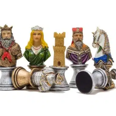 Set Mittelalterliche Büste II Schwarz-goldenes Schachbrett aus Kunstleder und handbemaltes Schachspiel aus Harz – Bild 7
