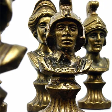 Schachfiguren aus goldfarbenem Metall, detaillierte römische Büsten, Nahaufnahme