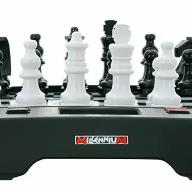 Detailansicht der schwarzen und weißen Schachfiguren Chess Genius auf dem Brett