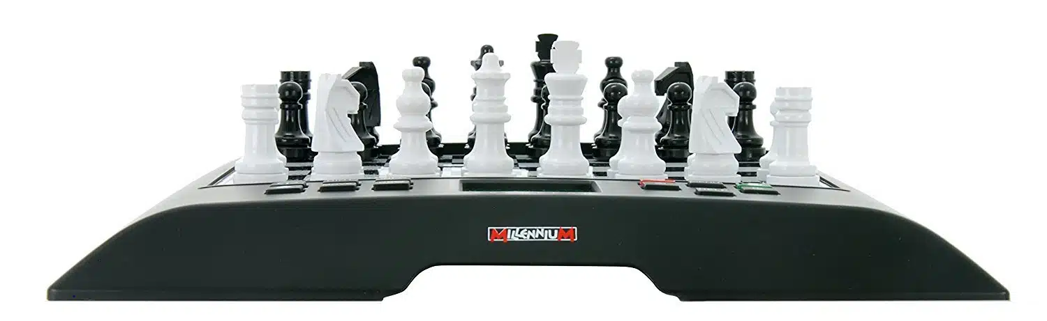 Detailansicht der schwarzen und weißen Schachfiguren Chess Genius auf dem Brett