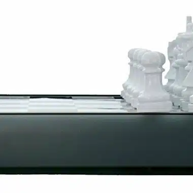 Weiße Figuren des Schachspiels Chess Genius auf Augenhöhe des Schachbretts fotografiert