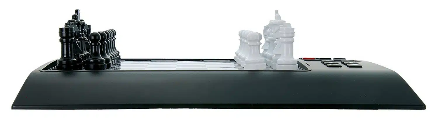 Weiße Figuren des Schachspiels Chess Genius auf Augenhöhe des Schachbretts fotografiert