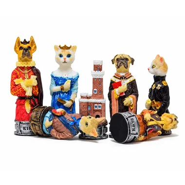 Schachfiguren Hunde und Katzen, liegender König am Boden neben Turm und Bauern