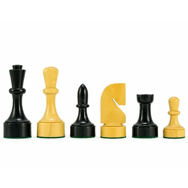 Zeitgenössische Schachfiguren aus ebonisiertem und natürlichem Buchsbaum, aufgereiht