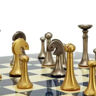 Blaues zeitgenössisches Set aus Ahornholzschachbrett und Schachspiel aus massivem Messing – Bild 5