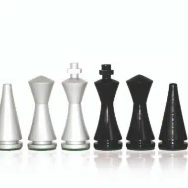 Modernes Pyramiden-Set Schwarz Schachbrett aus schwarz lackiertem Massivholz & Schachspiel aus schwarz und weiß lackiertem Massivholz – Bild 9
