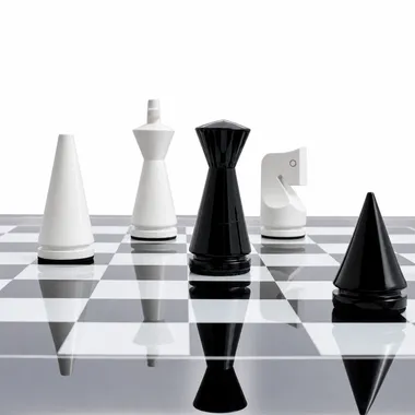 Konische Designfiguren in Schwarz und Weiß auf dem lackierten Schachbrett