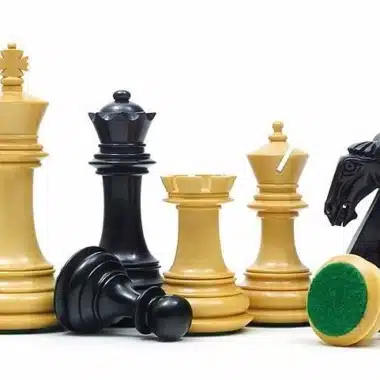 Detailansicht der schwarzen und naturfarbenen Figuren des Schachspiels Gambit aus Buchsbaumholz