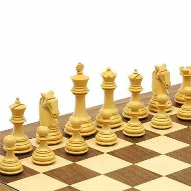 Naturfarbene Figuren des Schachspiels Gambit auf dem Holzschachbrett aufgereiht