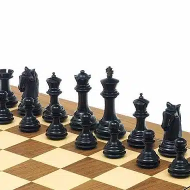 Schwarze Figuren des Schachspiels Gambit auf einem Holzschachbrett aufgestellt
