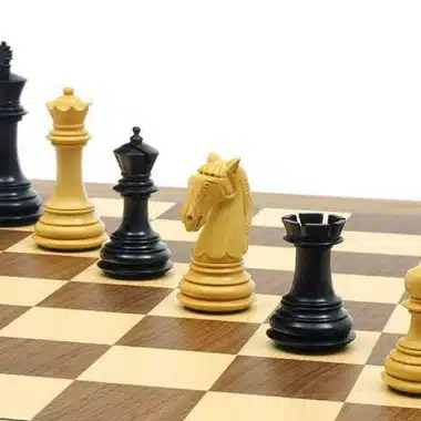 Nahaufnahme der Gambit-Figuren mitten im Spiel auf dem Schachbrett