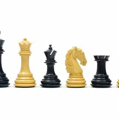 Schachspiel Gambit aus Buchsbaumholz, schwarze und naturfarbene Figuren aufgereiht