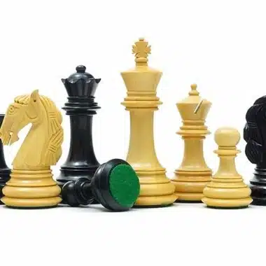 Figuren des Schachspiels Gambit mit sichtbarem grünem Filzboden