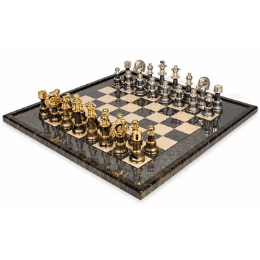 Komplettes Schachset von vorne mit Holzschachbrett und goldenen und silbernen Figuren