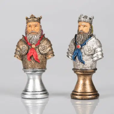 Set Mittelalterliche Büste II Schwarz-goldenes Schachbrett aus Kunstleder und handbemaltes Schachspiel aus Harz – Bild 11